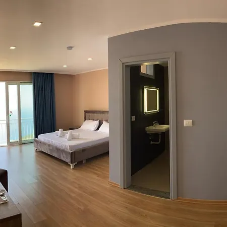 Keshtjella Llogara *